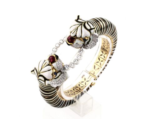 Womens bracelet Tigers in the style of designer David Webb. The bracelet is made in the form of a pair of opposing heads of t
