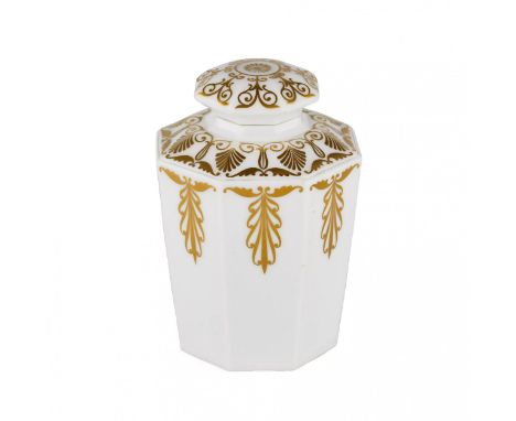 The caddy is made of white porcelain with golden ornamental facets in the upper part. The body of the vase is octagonal with 