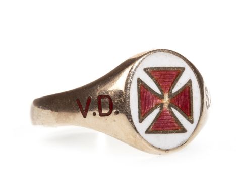 A GENTLEMAN'S SIGNET RING, with red and white enamel decoration, initials 'V.D.' and 'S.A.' in red enamel to the shoulders, i