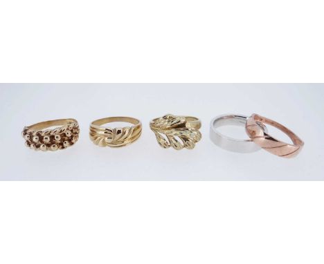 FIVE 9CT GOLD RINGS comprising 9ct yellow gold keeper ring, 9ct white gold band, 9ct rose gold ring and two further 9ct yello