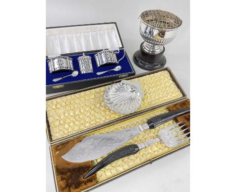 ASSORTED SILVER TABLEWARES, including Elizabeth II boxed three-piece cruet set in the Georgian taste, London 1969, silver sca