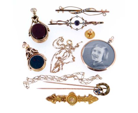 ASSORTED JEWELLERY comprising two revolving fobs set with bloodstones, sardonyx and a carnelian, 9ct gold amethyst and seed p