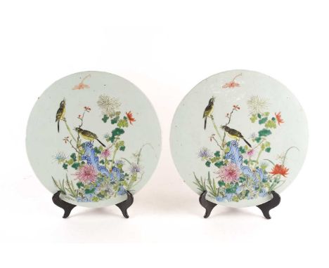 A pair of Chinese porcelain circular plaques, Qing, late 19th/early 20th century, painted with yellow breasted buntings, perc