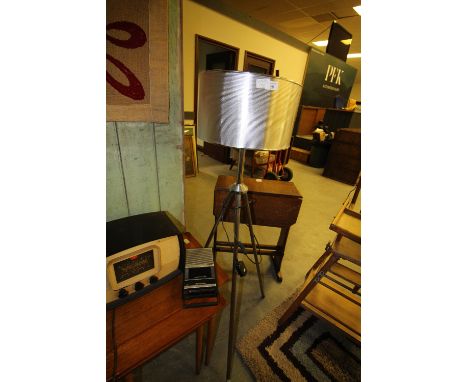 Retro tripod lamp