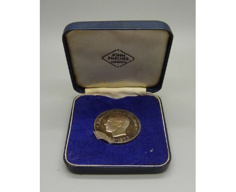 An Edward Duke of Windsor 1894-1972 silver commemorative medallion, cased 