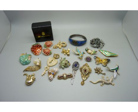 A collection of brooches and a bangle 