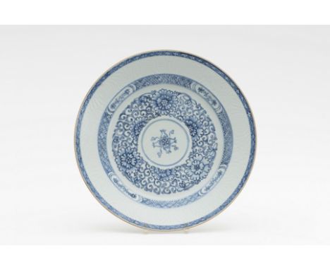 CHINE. Grand plat en porcelaine à décor bleu et blanc et anhua. Epoque Kangxi (1662-1722)Peint en bleu floral sous couverte a
