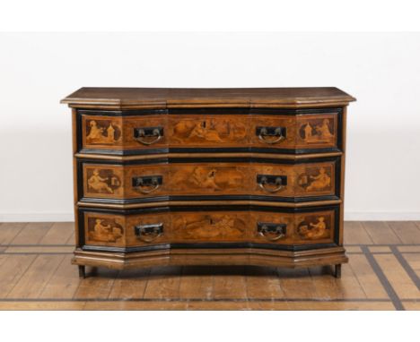 Commode en bois et marqueterie. Lombardie, 18e siècleA façade fendue ouvrant par trois tiroirs. A décor de personnages dans d