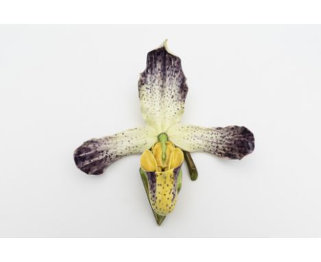 DELPHIN MASSIER (1836-1907)Bouquetière d'applique en faïence émaillée à décor fixé à la barbotine. VallaurisEn forme d'iris.S