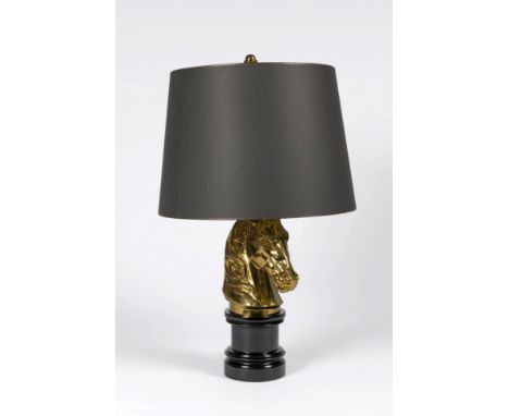 MAISON JANSEN (attribué à). Lampe cheval en maillechort. Circa 1970Sur une base en marbre.(Petits accidents et griffes).Paard