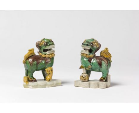 CHINE. Paire de porte-baguette d'encens en forme de lions bouddhiques en biscuit émaillé. Epoque Kangxi (1662-1722)Les portes