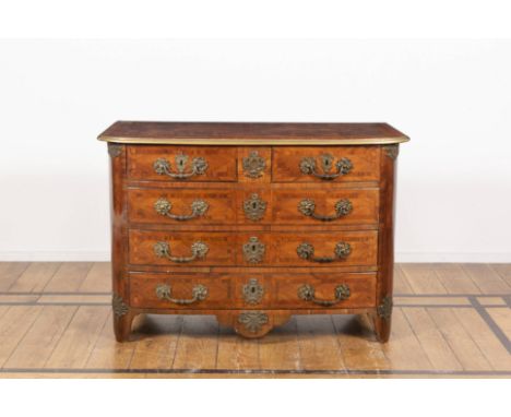 Commode en bois et placage de palissandre. Epoque Louis XIV-RégenceA façade cintrée en placage de palissandre ouvrant par cin