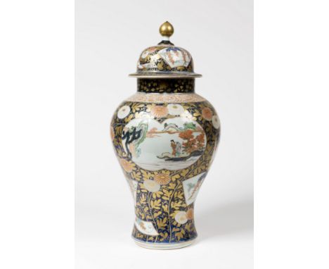 JAPON. Très grand vase couvert à décor Imari. Hizen, circa 1700 / 1720 De forme balustre, à décor de cartouches renfermant de