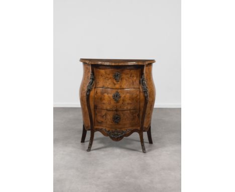 Petite commode d'entre-deux en bois de placage. Style Louis XVI, 20e siècleOuvrant à trois tiroirs en ceinture.Kleine commode
