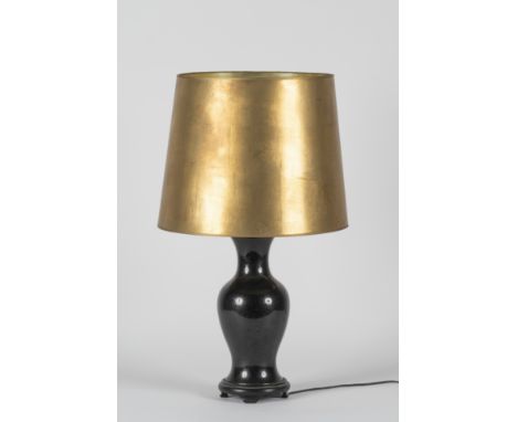 Lampe moderne en céramique noire. Circa 1980Monogramme LP sous la lampe.(Egrenures).Moderne lamp van zwart keramiek. Circa 19