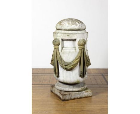 Elément d'architecture en zinc. 19e siècleEn forme de borne, à décor de guirlandes de draps.Sur une base de forme carrée.(Man