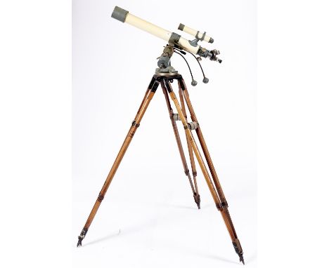 A Swift astronomical 77mm refracting telescope, Model&nbsp; SK-7B, F910 No 16279, in cream and grey with star finder and quad