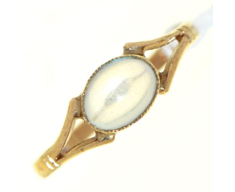 A moonstone ring, in 9ct gold, 1.4g, size L  Good condition