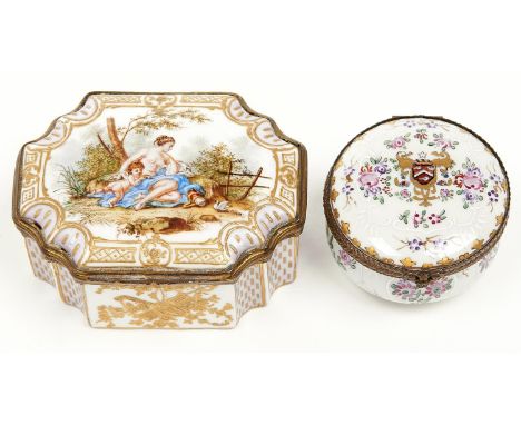 A Samson giltmetal mounted enamel snuff box, late 19th / early 20th c, the lid painted with Venus and Cupid in raised gilt an