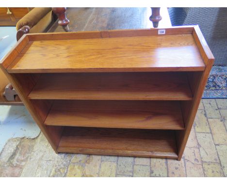 A 20th century light oak open bookcase - 87cm x 26cm x 81cm 