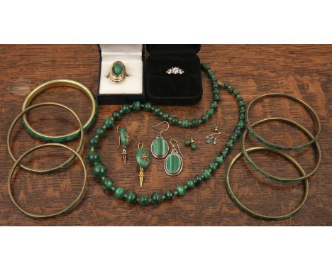 Collection of jewellery comprising of: a 9ct gold mounted malachite ring, size P/Q, 6g approx overall, a pair of yellow preci