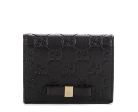 Gucci Bow Flap Wallet in Black Guccissima Calfskin leather. Champagne Gold metal hardware. Dimensions (L*H*Dcm): 10*8*2cm. Pr