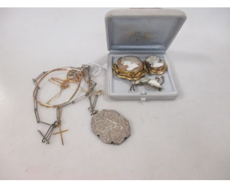 A 9ct slim oval hinged bangle, two cameos, an unmarked yellow precious metal wedding band (5.2g) and a platinum wedding band 
