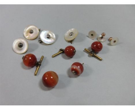 A small collection of gentleman's requisites, including four 1.3cm banded cornelian bead buttons and a similar 1.5cm bead, to
