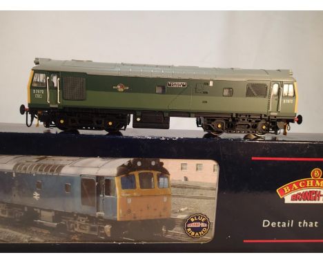 Bachmann 32-402, class 25 diesel, D7672, Tamworth Castle, green, late crest, excellent condition, wear to box. UK P&amp;P Gro