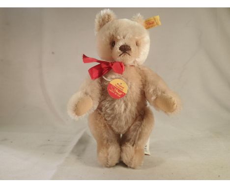 Steiff original Teddy bear, H: 23cm. UK P&amp;P Group 2 (£20+VAT for the first lot and £4+VAT for subsequent lots) 