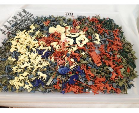 1/72 scale figures, over 700 unpainted plastic figures, various makes and types. UK P&amp;P Group 1 (£16+VAT for the first lo