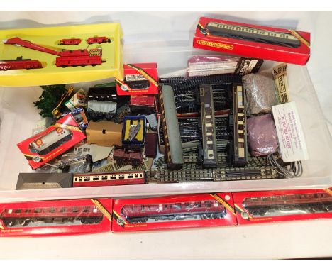 OO scale rolling stock and accessories including four coaches (boxed), three Pullmans (unboxed) wagons, track, scenics etc. U