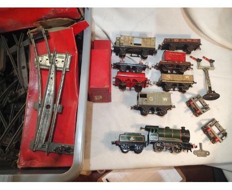 Hornby O gauge tinplate clockwork No 51 loco and tender, green, working with key, boxed, good condition, plus six wagons, sig