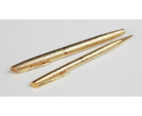 A vintage 18ct gold fountain pen, tapered cylindrical case with engine turned decoration, Waterman refill cartridge to interi