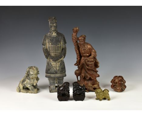 A small quantity of various Chinese collectables,&nbsp;to include a late 19th/early 20th century carved wooden figure of an I