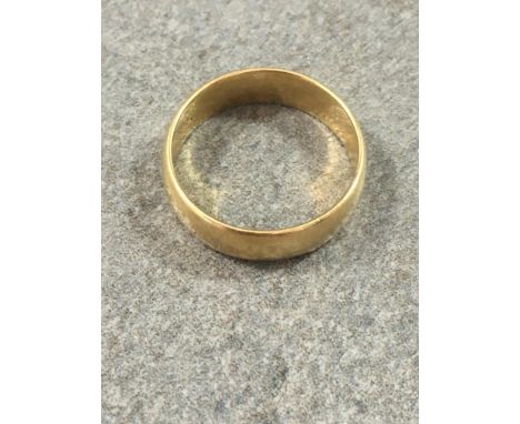 A 18ct yellow gold wedding band, size K½.