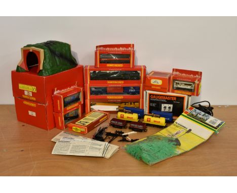Hornby Railways - boxed 00 gauge British Railway Co-Co Diesel Class 37 (green) R.284 - various rolling stock etc, including R