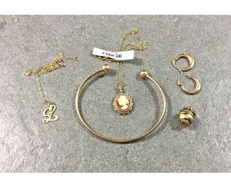 A small collection of 9ct gold jewellery, to include a bangle; pair of hoop earrings; cameo pendant necklace; letter 'L' pend