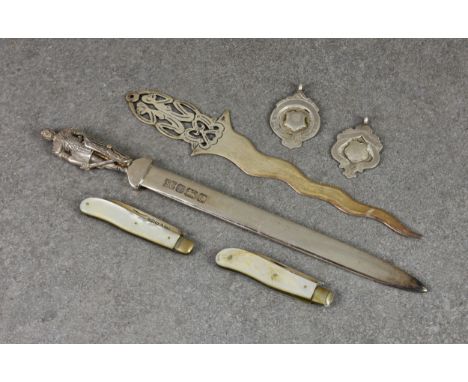 A small collection of silver collectables, to include a letter opener with knight finial, maker's mark 'SC', Sheffield 1972, 