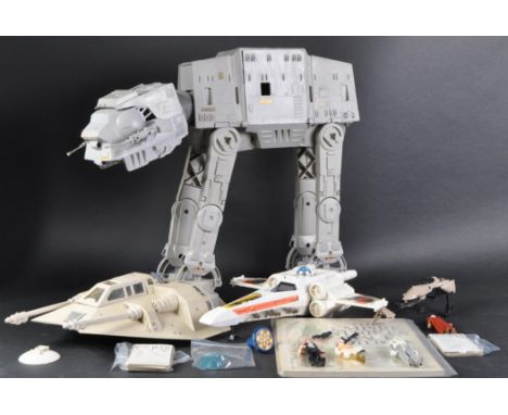 Star Wars - a collection of assorted original vintage Kenner / Palitoy made Star Wars action figures, playsets and other vint