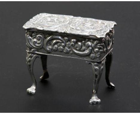 Novelty silver table top snuff or pinch box in the form of a table, Birmingham 1962