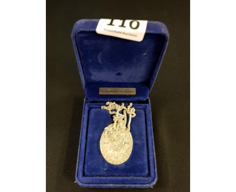ELIZABETH R SILVER PENDANT ON SILVER CHAIN