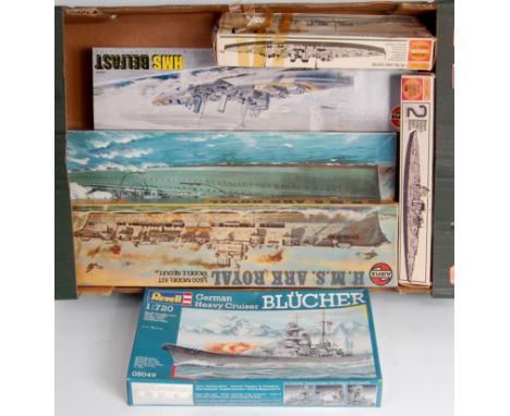 10 assorted mixed scale plastic warship and submarine plastic kits, mixed manufacturers to include Airfix, Hasegawa, Revell a