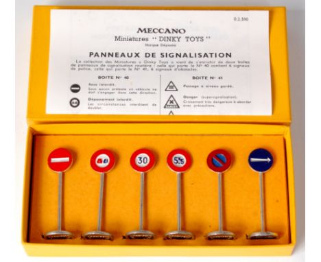 Dinky France, 590 6 Road Signs "Panneaux de signalisation", traffic signs town set in yellow box with leaflet (VGNM,BNM)
