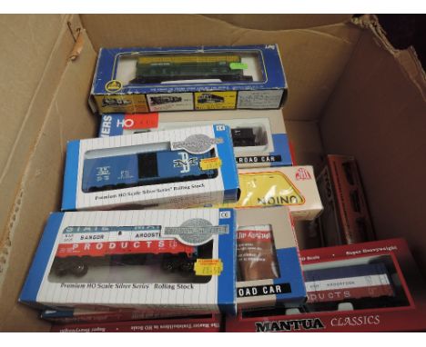 A collection of HO scale rolling stock including Walthers, Mantua, Atlas, Bachmann and similar, 17 items all boxed