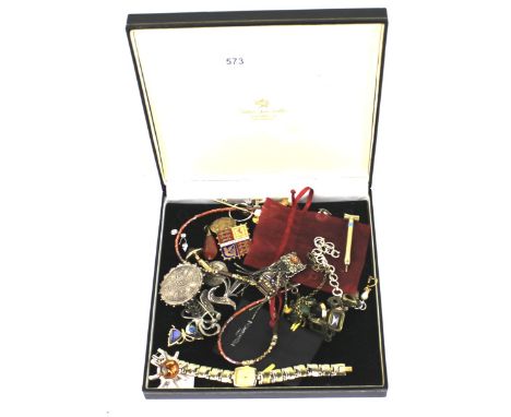 An assortment of costume jewellery. Including a silver and amber brooch, propelling pencil, enamel badge, coin pendant etc