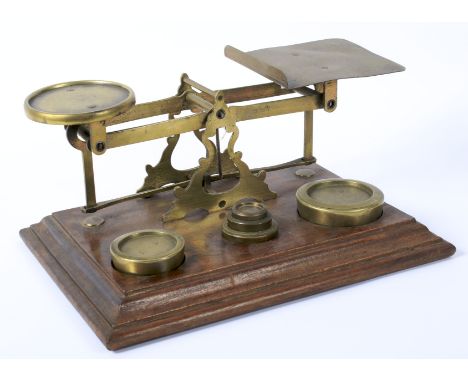 Assorted vintage brass and metalware. To include scales in various forms, such as Salter's improved spring balance, scale wei