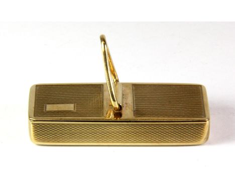 An unusual 9ct gold engine turned pill box with carrying handle, 4.5 x 2 x 1cm.