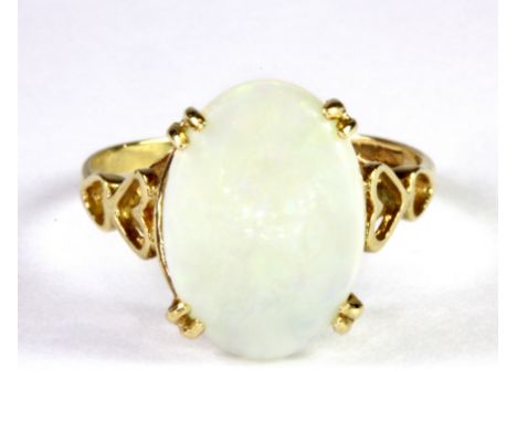 A 9ct yellow gold ring set with a cabochon cut opal (approx. 2.75ct opal) (N).