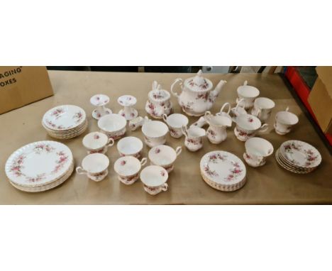 Royal Albert Lavender Rose, approx. 48 pieces.Items:- 6 x large plates, 6 x small plates, 5 x small saucers, 6 x large saucer